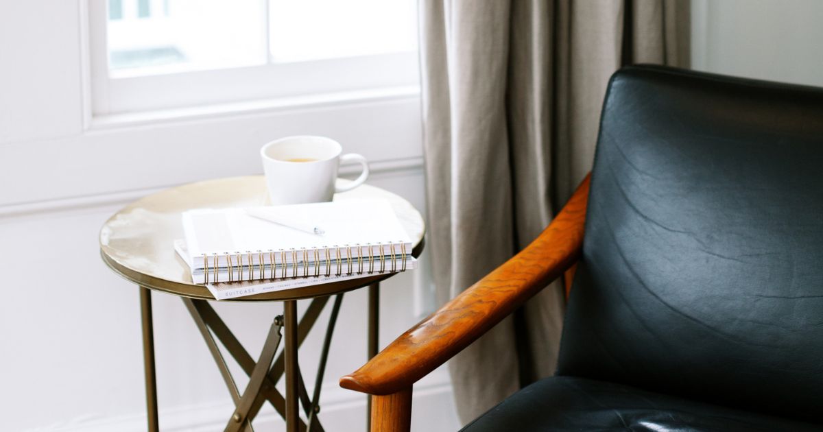 Photo d'un fauteuil et d'une tasse dans un appartement au style minimaliste. Est-ce que le minimalisme rend heureux ?