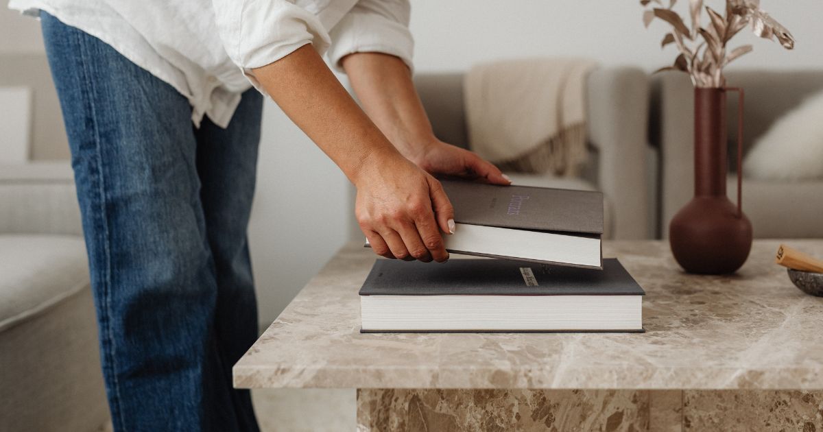 Routine quotidienne d'une femme qui range des livres. Un intérieur rangé et minimaliste