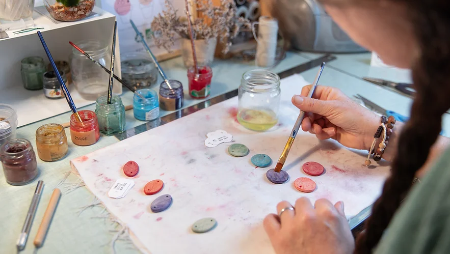 L'atelier d'une créatrice de bijoux à planter