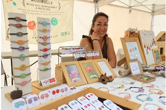 Maude, créatrice de bijoux à planter sur un petit marché artisanal