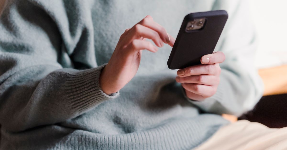 Une femme accro à son téléphone essaye de mieux gérer sa disponibilité en ligne