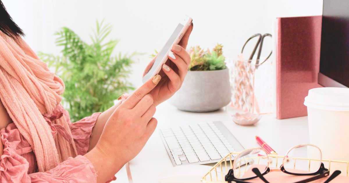 Une femme qui tient son téléphone mais qui a décidé d'être moins disponible