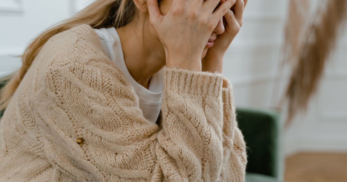 Une femme stréssée qui ne sait pas encore que le minimalisme réduit le stress