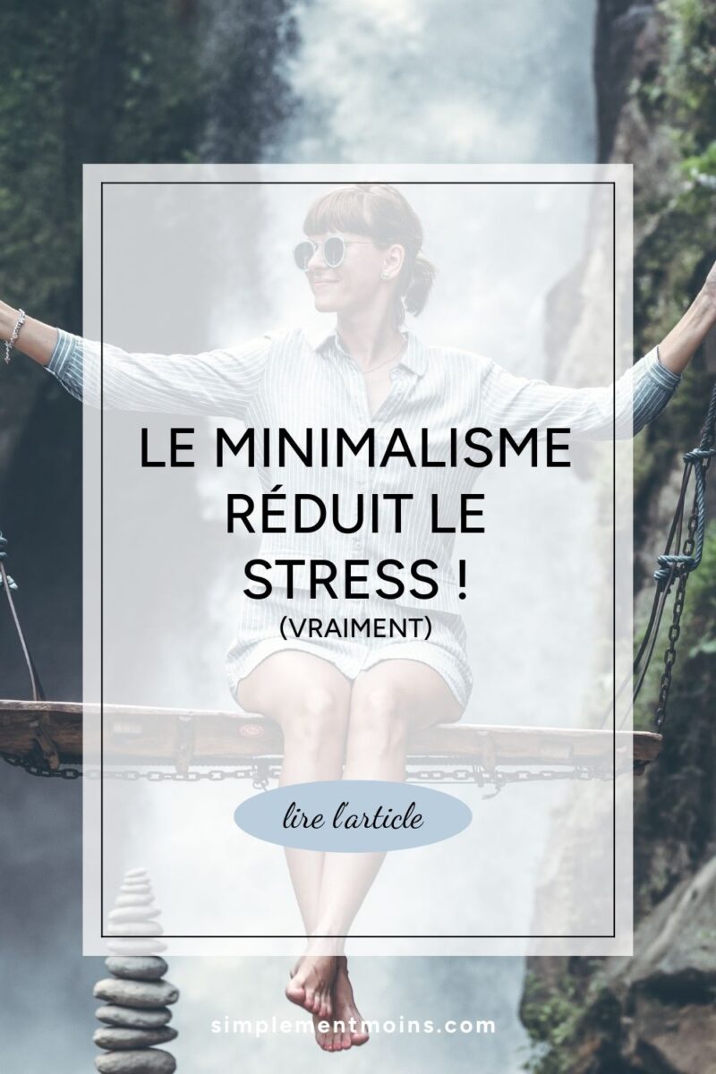 Le minimalisme réduit le stress, femme heureuse