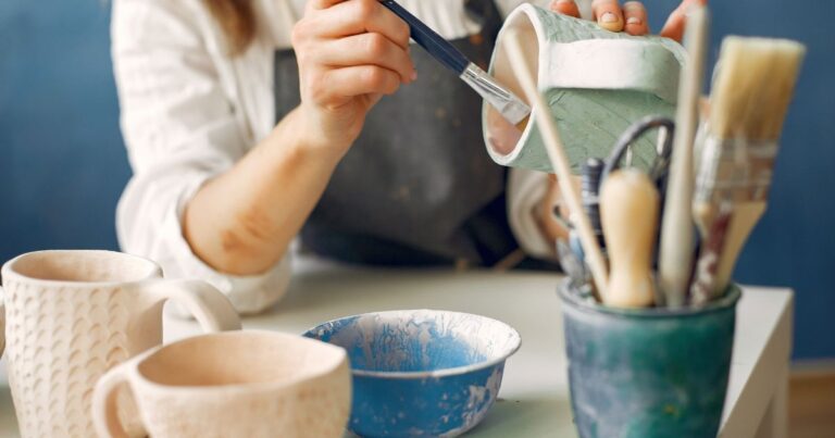 Black Friday et artisanat. Une femme artisan travaillant sur ses tasses. Artisanat français