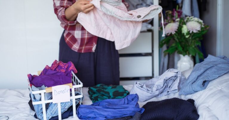 Une femme désencombre son armoire. Elle cherche a faire un désencombrement éco-responsable