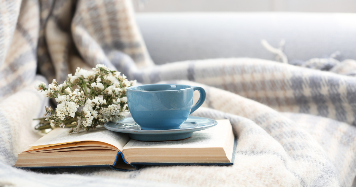 Tasse, livre et fleurs. Le swedish death cleaning pour une vie plus simple et calme