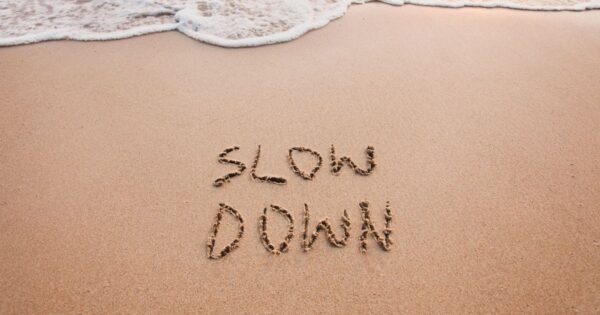 Message sur le sable pour ralentir le rythme de sa vie + accompagnement slow