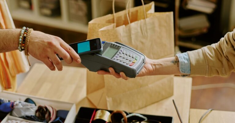 Une personne paie des achats impulsifs