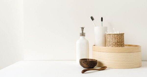 Une routine beauté minimaliste dans une salle de bain minimaliste