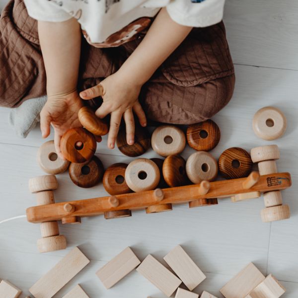Jouets en bois pour bébés minimalistes. Parentalité et enfants